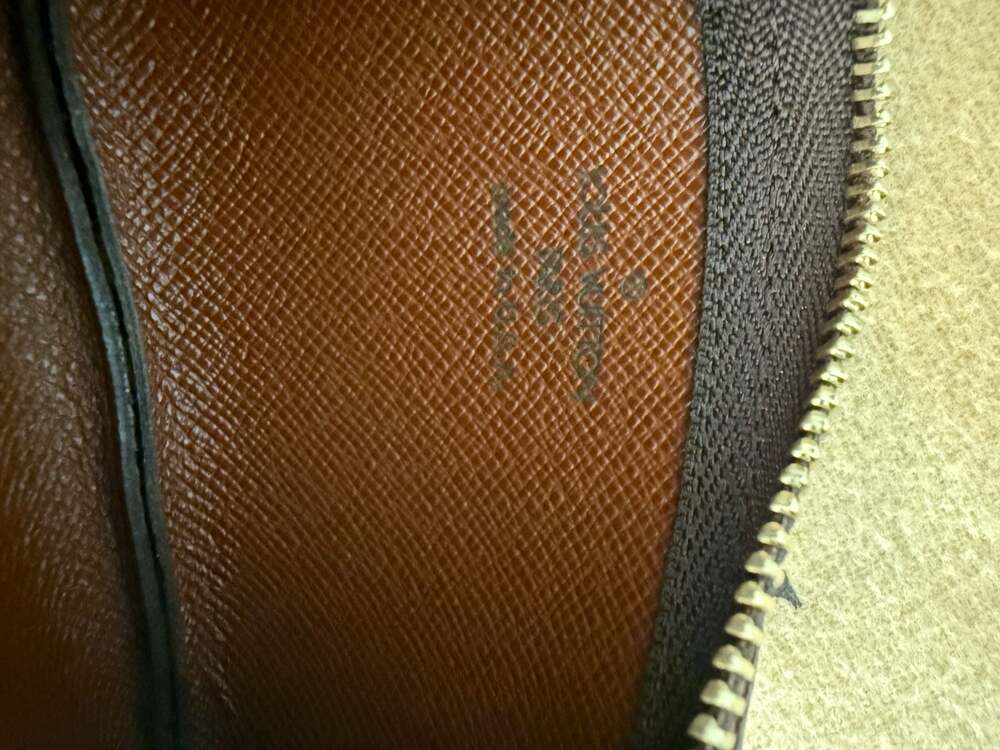 Louis Vuitton Monogram Canvas Key Pouch Cles with dust cover and box - Picture 11 of 16